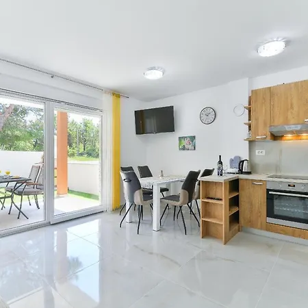 Crowonder Cascada With Jacuzzi - S2 Villa Starigrad Paklenica